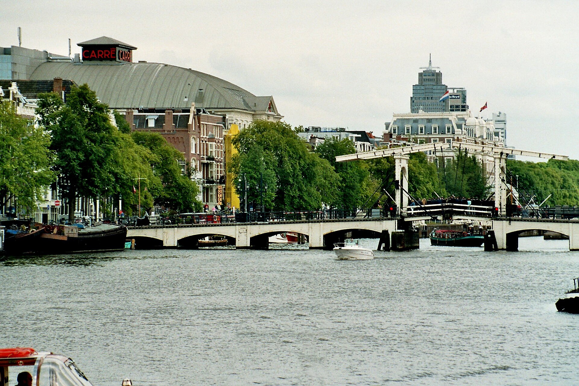 Amsterdam, the Magere Brug, view to the theatre Carré.jpg