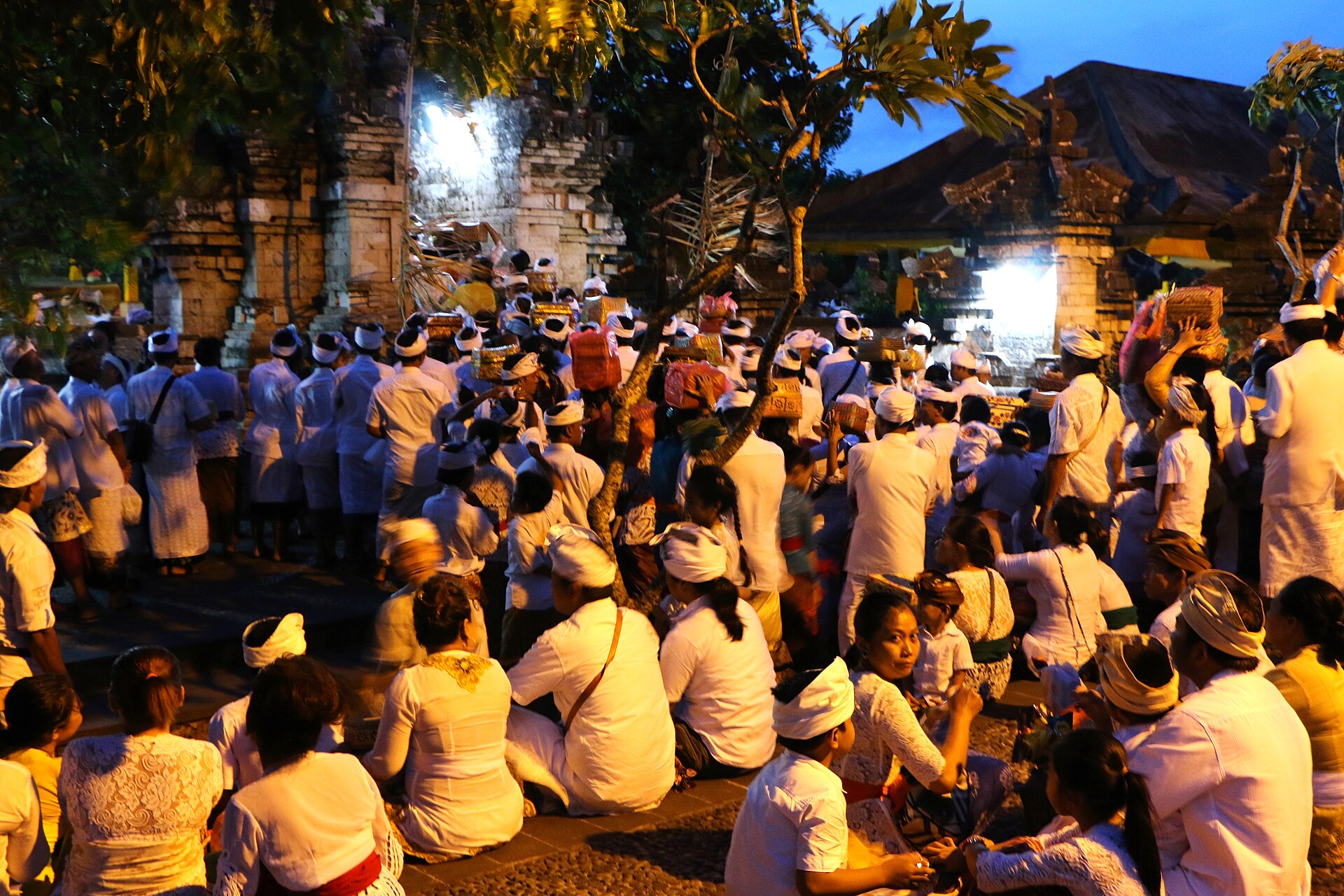 Pura Luhur Uluwatu, Bali (16466188726).jpg