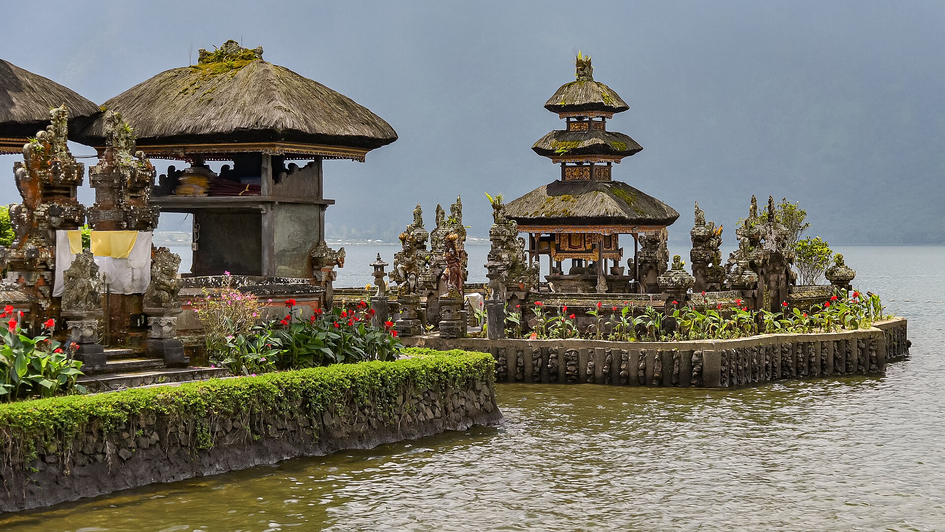 Ulun Danu Bratan Bali.jpg