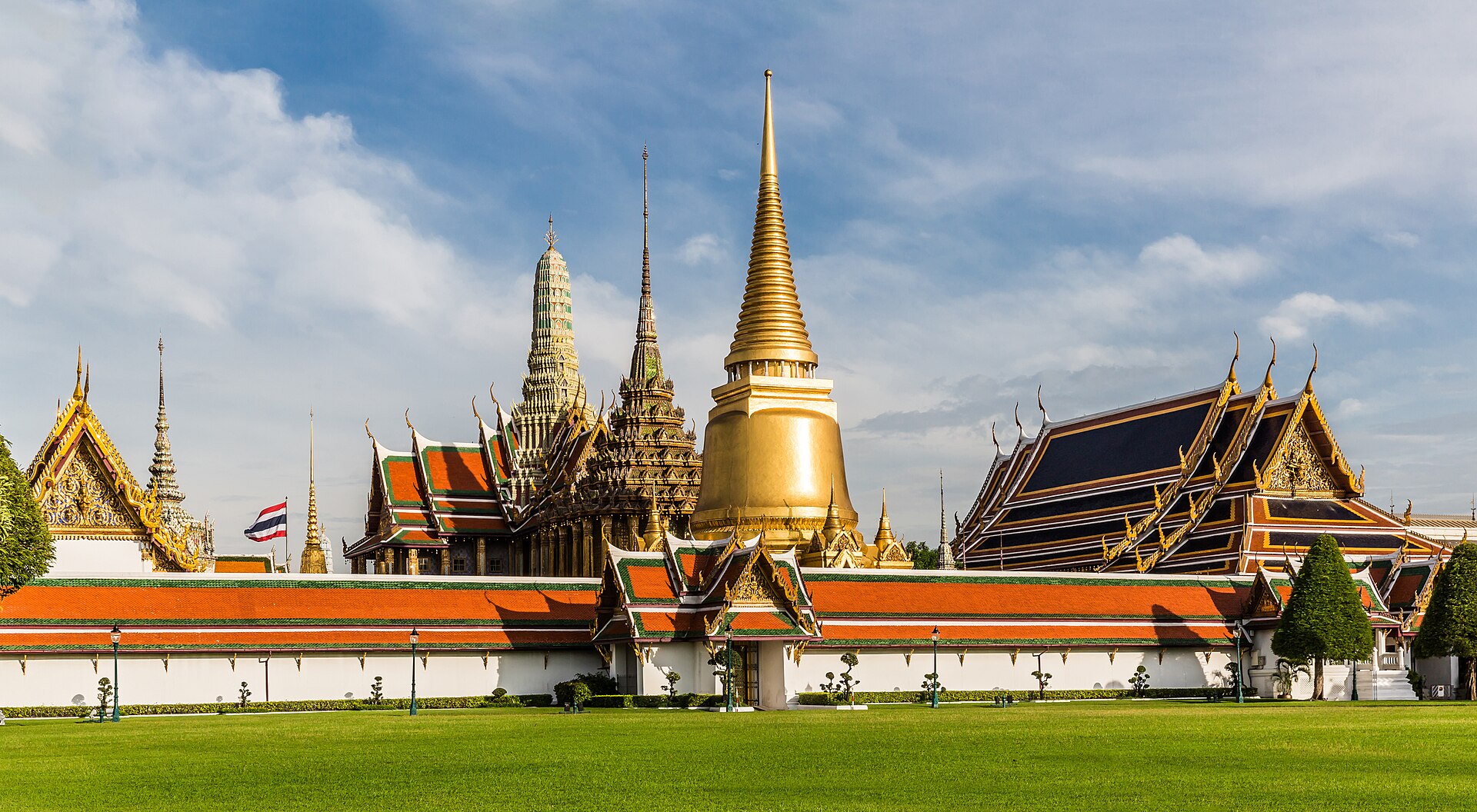 Wat Phra Kaew by Ninara TSP edit crop.jpg