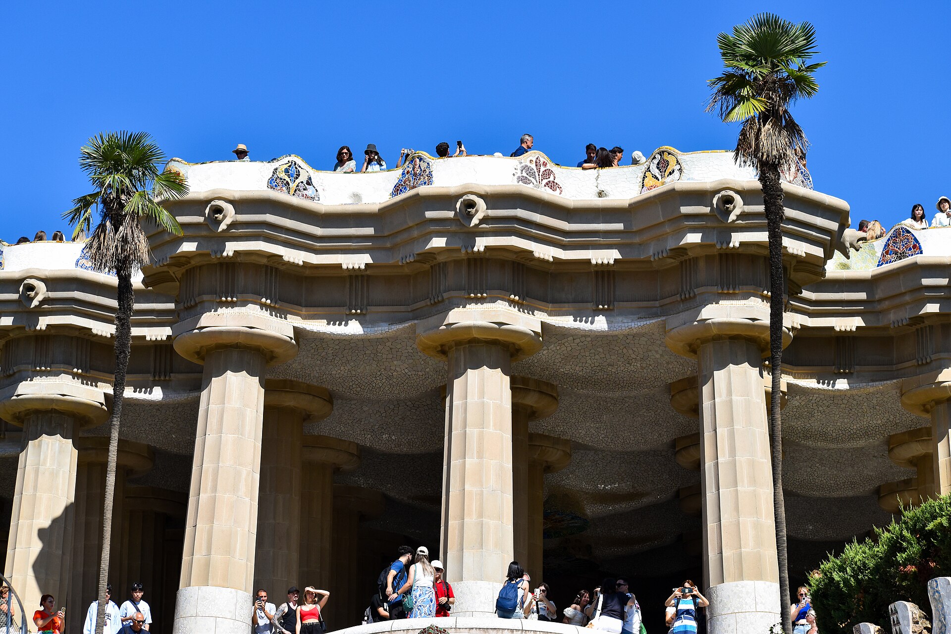 Terrace of Parc Güell, Barcelona, Spain.jpg