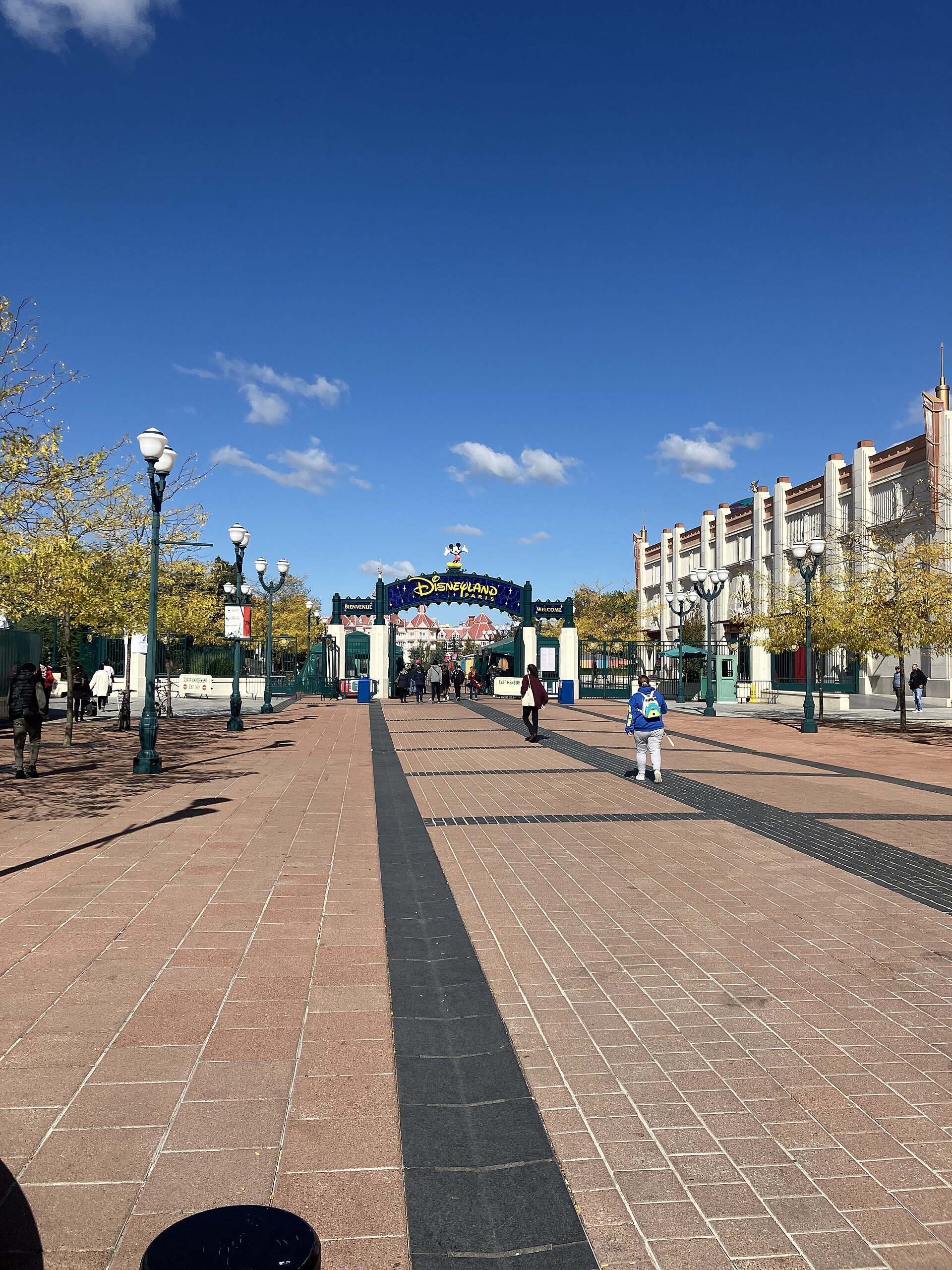 Entrance to Disneyland Paris.jpg