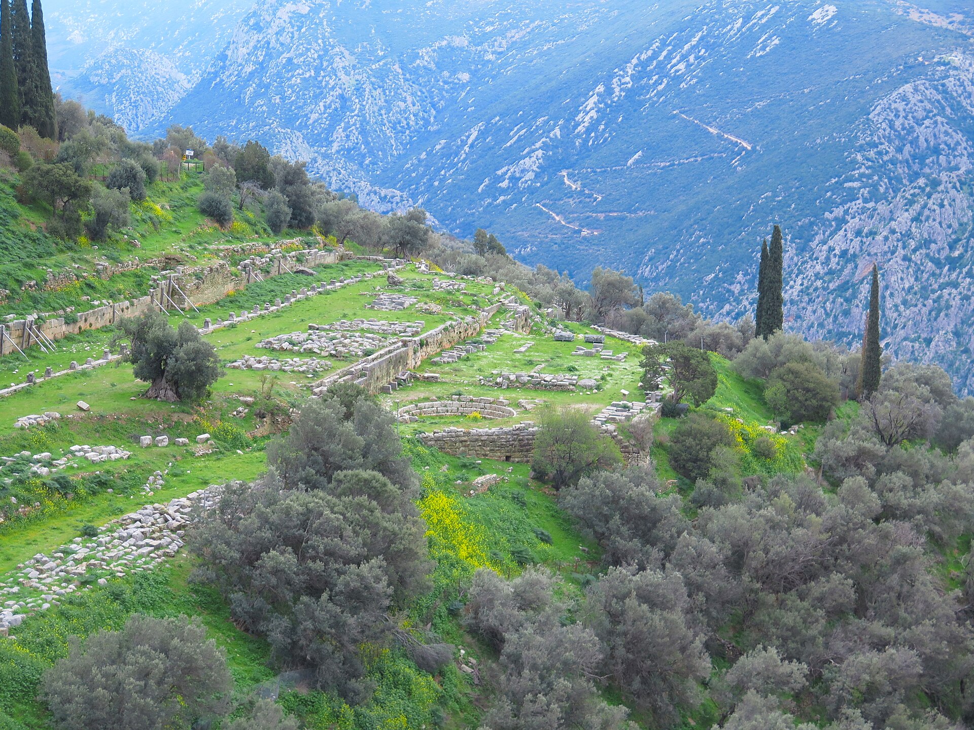 Ruins in Delphi.jpg