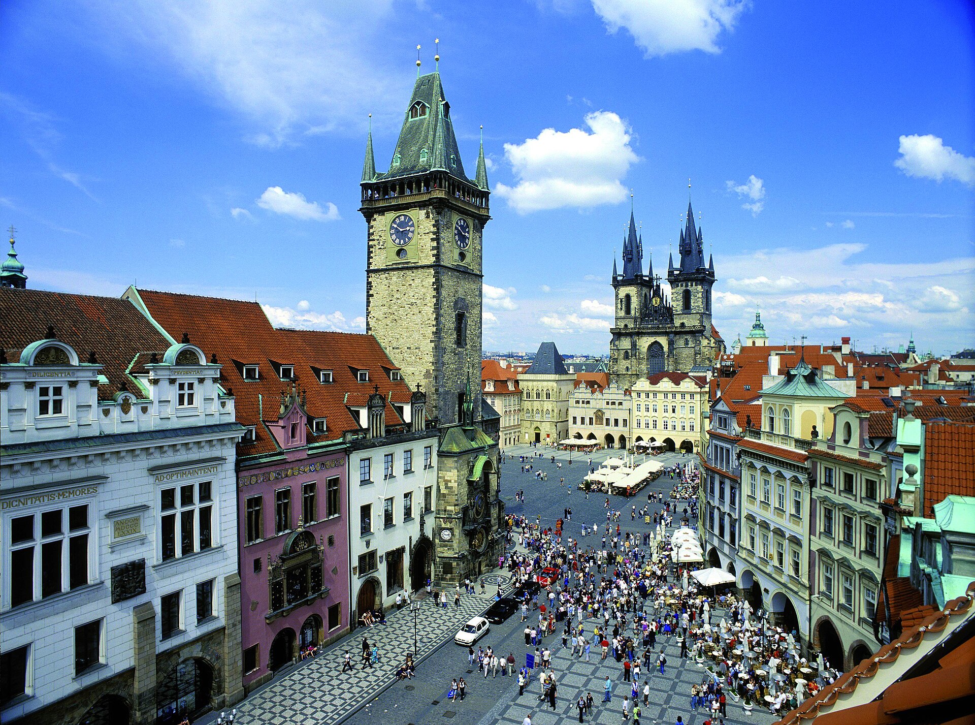 Prague old town square panorama.jpg