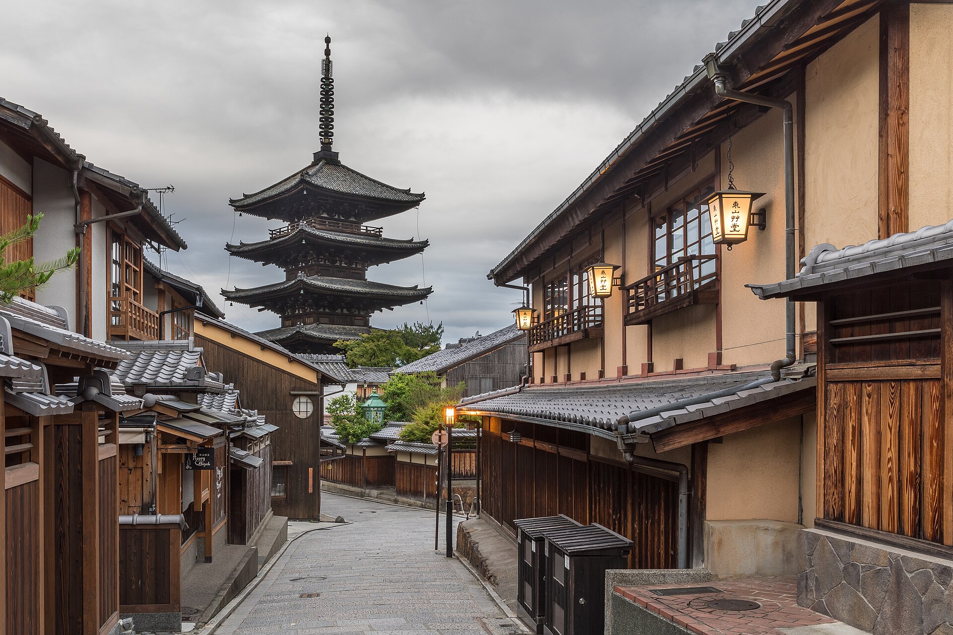 Yasaka-dori early morning with street lanterns and the Tower of Yasaka (Hokan-ji Temple), Kyoto, Japan.jpg
