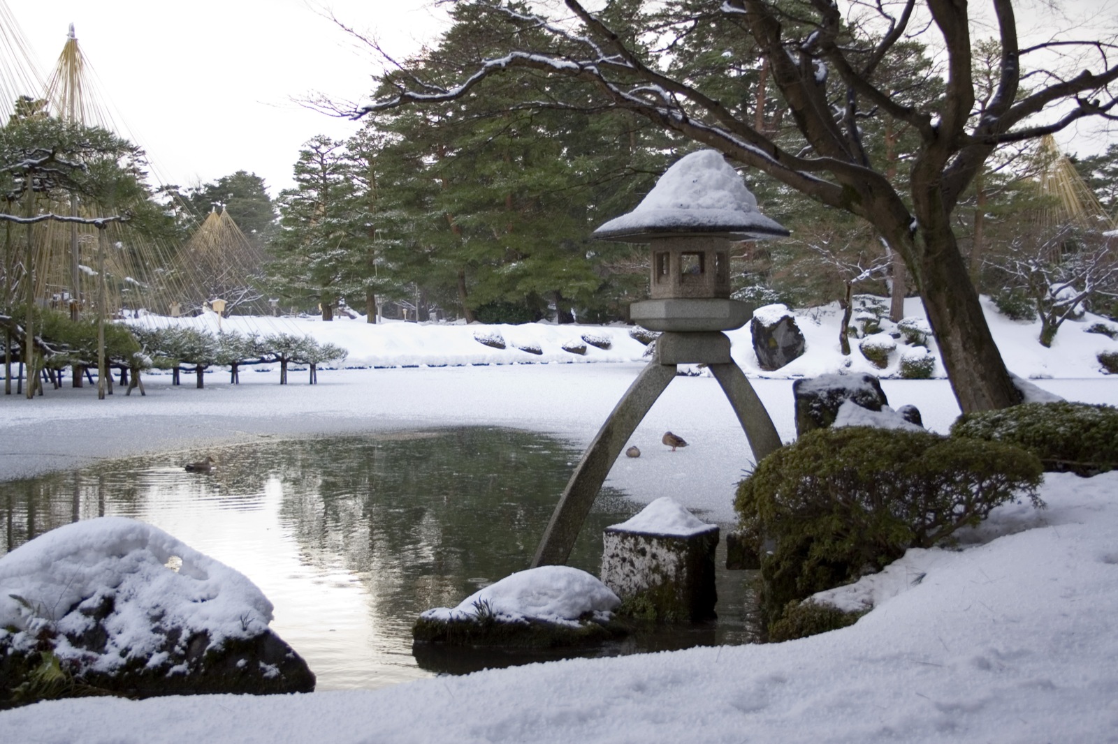 Kenroku-en-winter-lantern.jpg