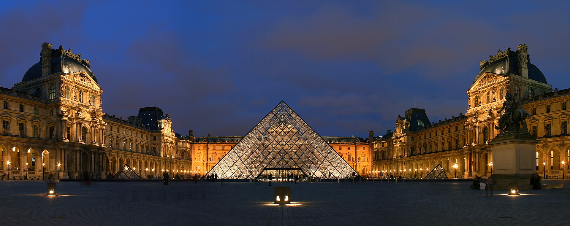 Cour Napoléon at night - Louvre.jpg