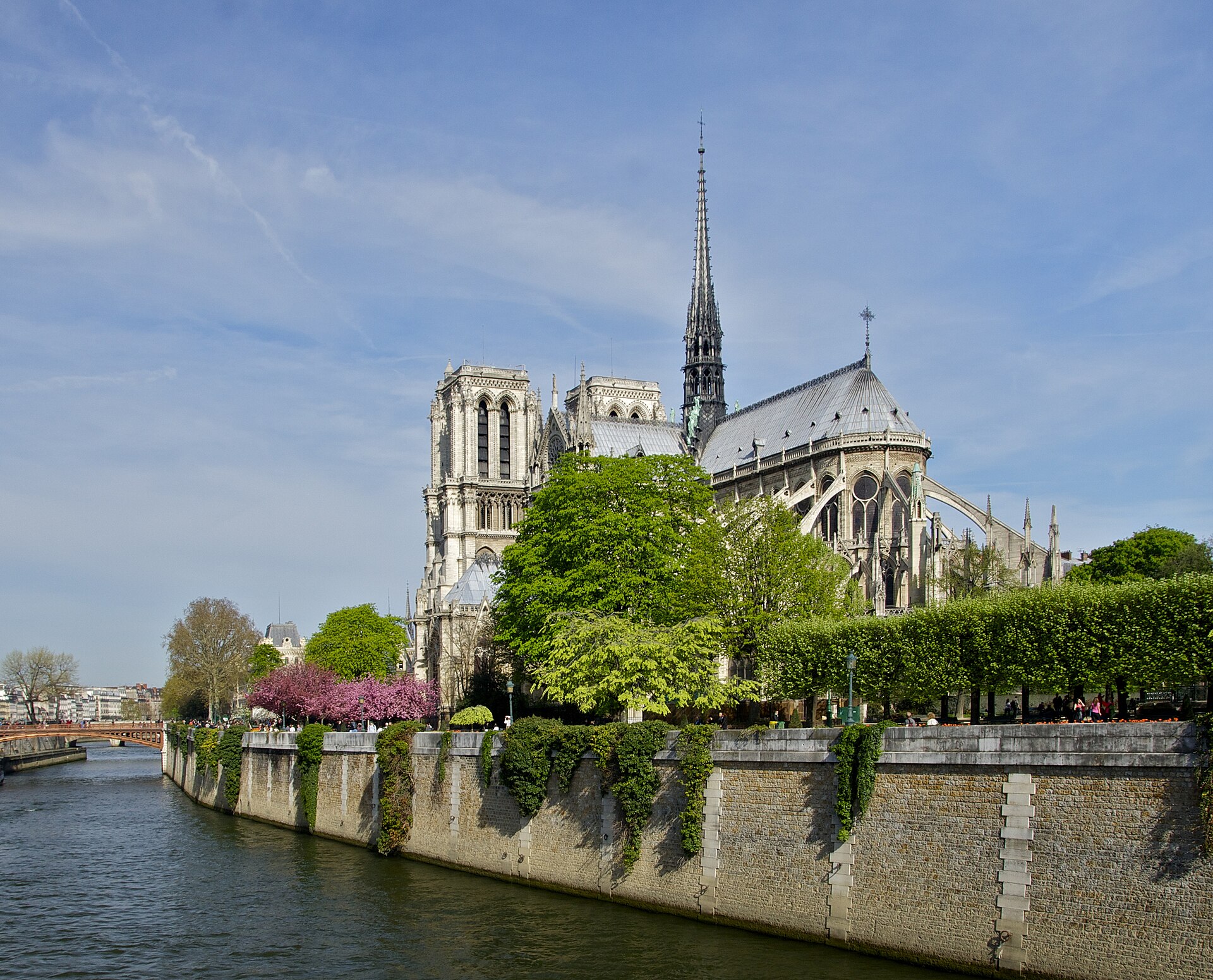 Notre-Dame Seine Pont.jpg