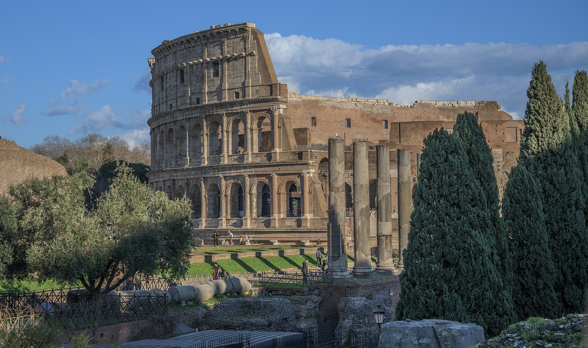Colosseum of Rome and Roman forum.jpg