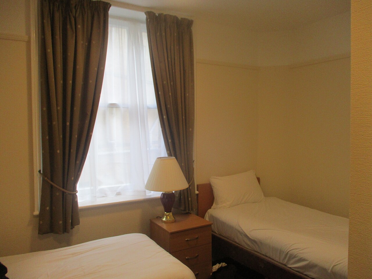 Twin room, Grand Hotel, Scarborough, North Yorkshire (11th June 2022) 002