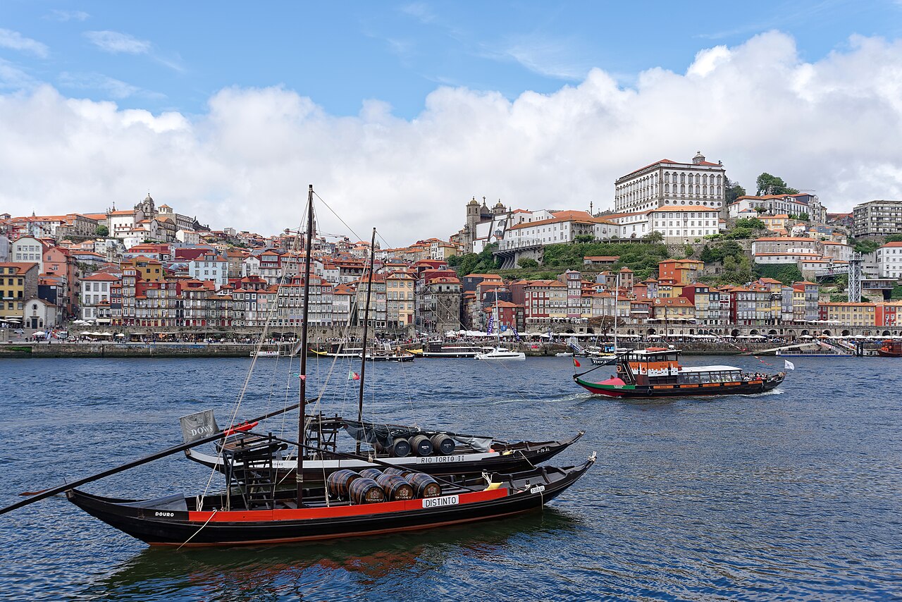 Rabelo boats and Ribeira seen from Cais de Gaia, 1623 9879