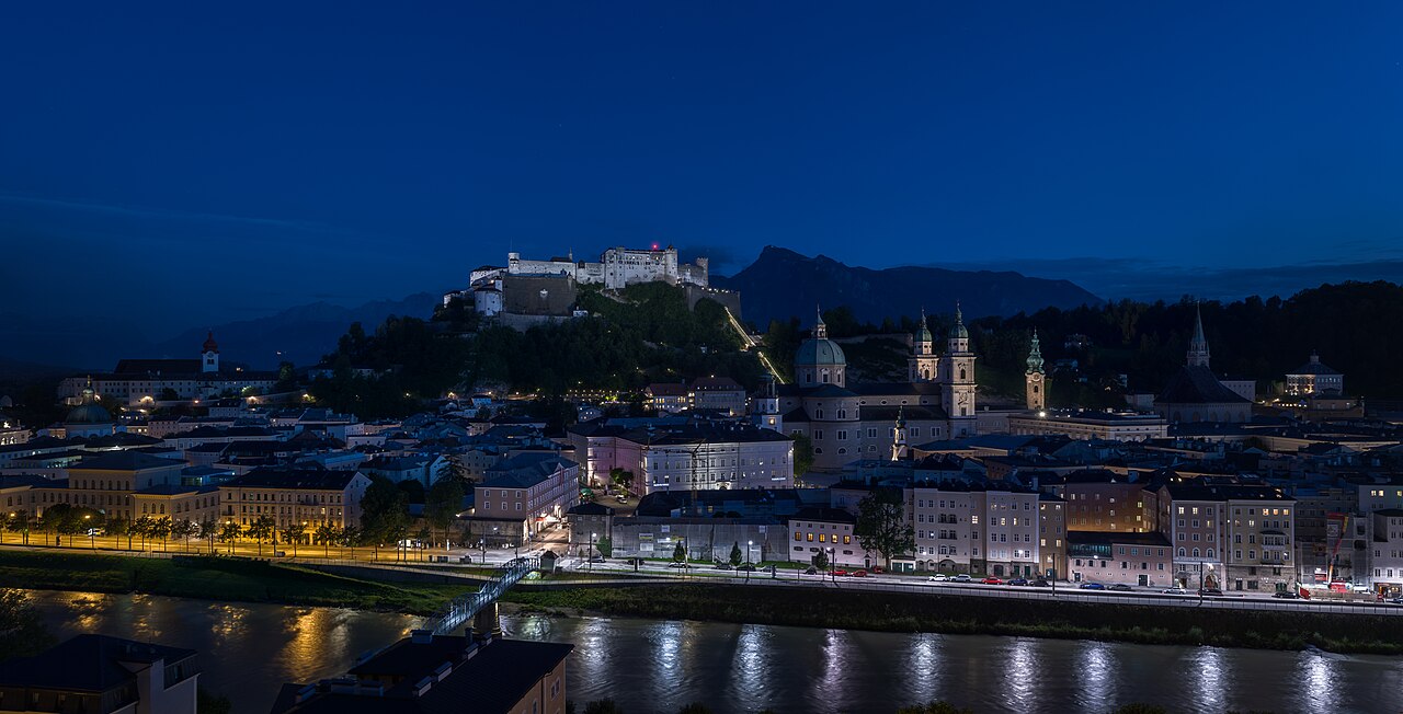 Salzburg Altstadt Panorama Blau P