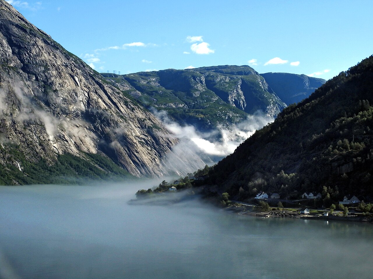Die Nebel lichten sich, Morgenstimmung am Hardangerfjord. 14